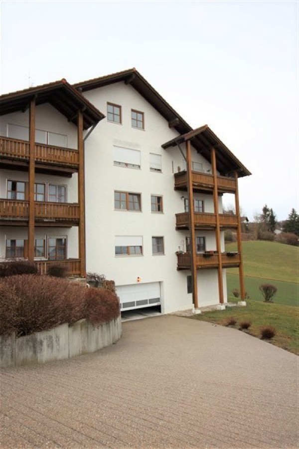 VERKAUFT! schöne helle und gepflegte 2-Zi. Wohnung mit Balkon (Aussicht!), EBK und TG-Stellplatz