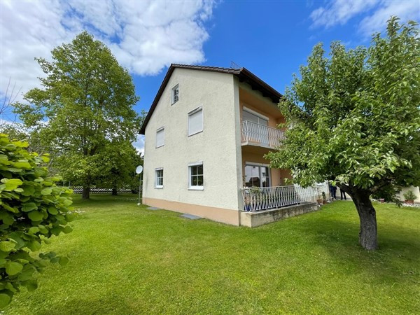 VERKAUFT! Wohnhaus mit zwei Wohnungen, teilvermietet, m. großem Grundstück - ideal für Handwerker!