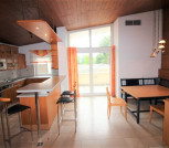 Küche und Essbereich, Zugang zum Frühstücksbalkon