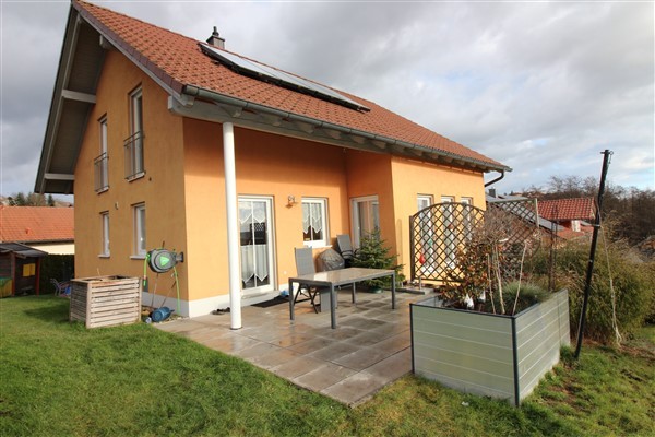 VERKAUFT! schönes, ger. Einfamilienhaus m. Doppelgarage, Bj. 2005, DG ausb., ruhige Lage Alkofen