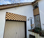 Hauseingang und Garage