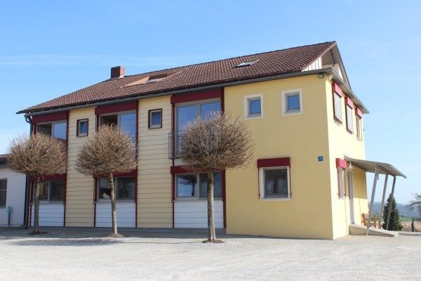 Vilshofen: großes Wohngebäude mit Nebengebäuden und großem Grundstück