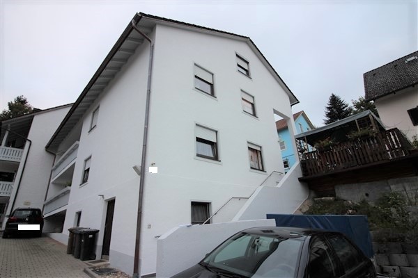 VERKAUFT! schöne 2-Zimmer-Wohnung (ca. 50 m², 1.OG), frei, modernisiert, m. Außen-Stellplatz