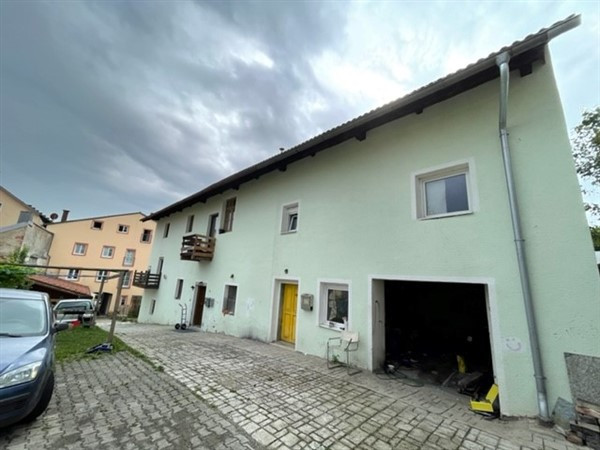 RESERVIERT! Chance für Investoren! teilren. Wohnhaus zentral in Aidenbach, 2. Reihe - 3 WE mögl.