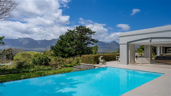VERKAUFT! SÜDAFRIKA hochw. großzügige Villa, modern und vornehm, im berühmten Erinvale-Golf-Estate