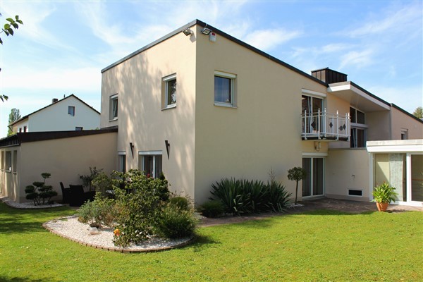 VERKAUFT! Architekten-Haus in toller Lage: schönes Wohnen und Arbeiten mit Praxis