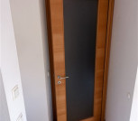 Detail: Holztüre mit Glaseinsatz