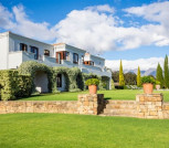 Villa mit Garten und Bergblick