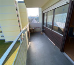großer, überdachter Balkon