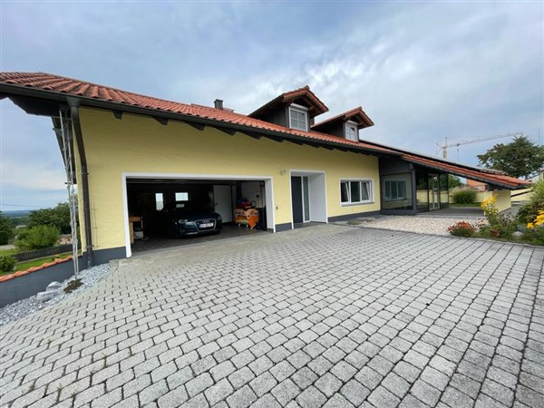 VERKAUFT! Landau/ Isar: Ausblick - großzügiges EFH mit Werkstatt, PV und vielen Möglichkeiten!