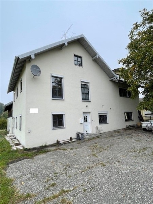 VERKAUFT! Wohnhaus mit zwei Wohnungen, eine neu renoviert, ehemalige Gaststätte
