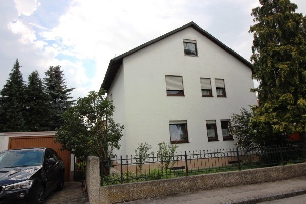 VERKAUFT! sehr gepfl. ZFH, Vollkeller, 2 Garagen, mit ausb. DG, ca. 500 m² Grundstück