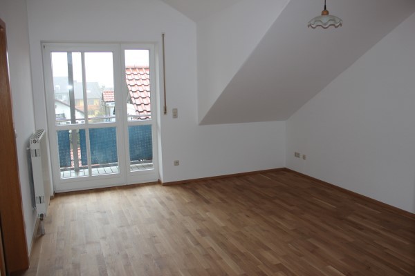 VERMIETET! sehr schöne ruhige 2,5-Zimmer DG-Wohnung mit Carport, überd. Balkon, EBK - zentrale Lage