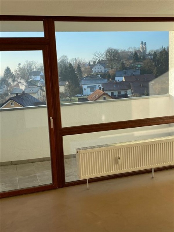 VERMIETET! 2-Zi.-Wohnung mit überd. Süd-Balkon, Einbauküche , 7. OG m. Aufzug, ab sofort